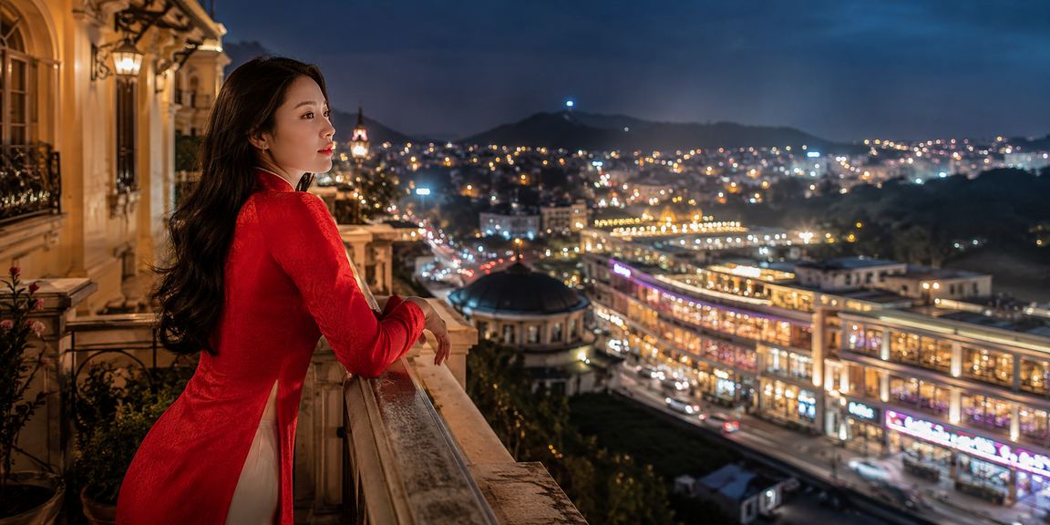 Người phụ nữ mặc áo dài tại Đà Lạt sử dụng điện thoại để kiểm tra tài khoản trực tuyến
